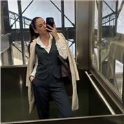 Abilitata alla professione forense, impartisce lezioni di diritto